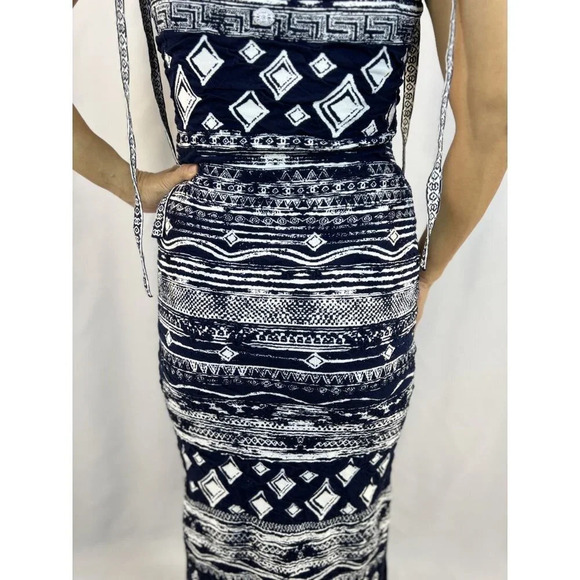 Authentic Chanel RTW 2019 Collection Navy White Midi Dress $5995 - Picture 10 of 17